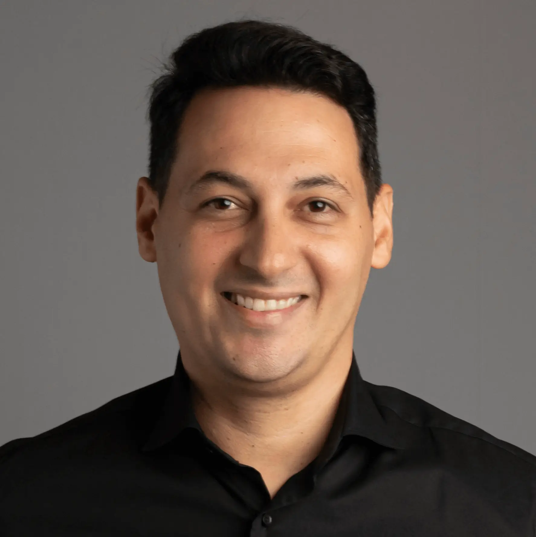 Mario Messias, founder of the Prosperity Code Project™, digital business mentor and success strategist, smiling confidently.